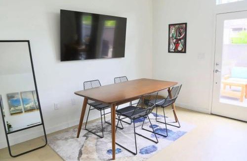 Central East Austin Apartamento | Upscale 2BR Condo w Patio City Views Walk to DT