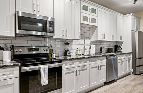 East Liberty Apartamento | Upscale 2BR suite ~ Free Parking & Walkable!