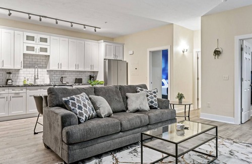 East Liberty Apartamento | Upscale 2BR suite ~ Free Parking & Walkable!