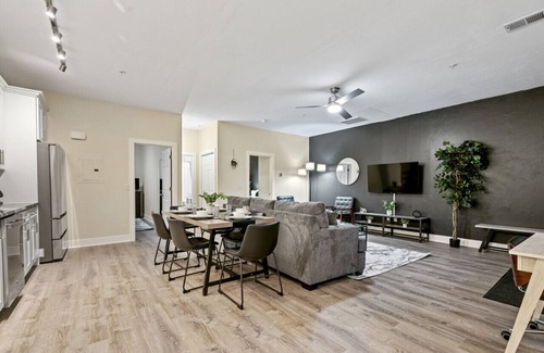 East Liberty Apartamento | Upscale 2BR suite ~ Free Parking & Walkable!