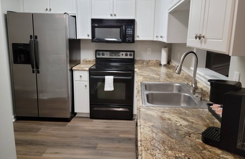 Martinez Casa | Upscale 3 br townhouse with game room