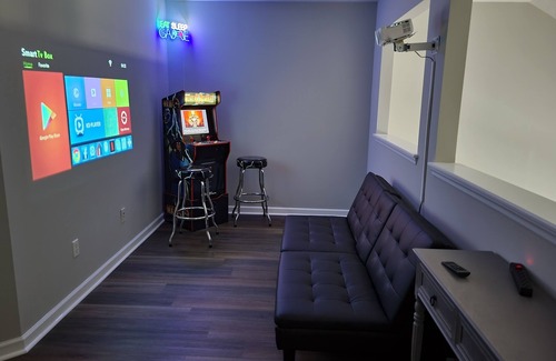 Martinez Casa | Upscale 3 br townhouse with game room