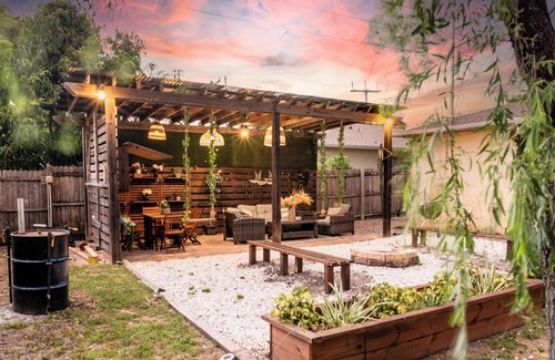 East Ybor Casa | Upscale 4 BR Ybor Hse with Outdoor Living Space