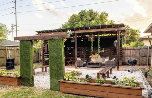 East Ybor Casa | Upscale 4 BR Ybor Hse with Outdoor Living Space
