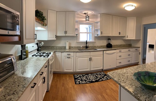 Middlebury Casa | CHIC DOWNTOWN COTTAGE ★UBER WALKABLE ★HOT TUB ★PET FRIENDLY
