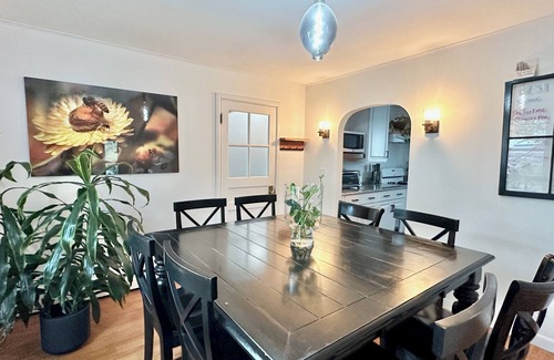 Middlebury Casa | CHIC DOWNTOWN COTTAGE ★UBER WALKABLE ★HOT TUB ★PET FRIENDLY