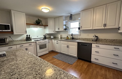 Middlebury Casa | CHIC DOWNTOWN COTTAGE ★UBER WALKABLE ★HOT TUB ★PET FRIENDLY