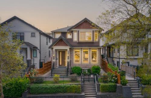 Renfrew-Collingwood Casa | Upscale 4BR Vancouver