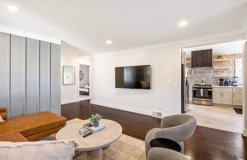 Oak Park Casa | Upscale 5BR/3BA w/ Jacuzzi