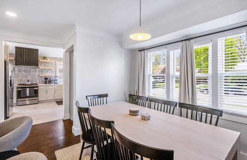 Oak Park Casa | Upscale 5BR/3BA w/ Jacuzzi