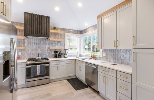 Oak Park Casa | Upscale 5BR/3BA w/ Jacuzzi