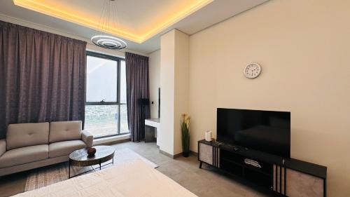 Business Bay Casa | Upscale Apartment at Oval Tower Near Downtown with Balcony and Parking by Belvilla