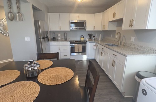 Kansas City Apartamento | Upscale apartment near Worlds of Fun, Arrowhead Stadium, Country Club Plaza!