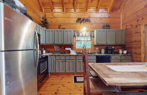 Hiawassee Cabina | Upscale cabin w/ mountain views, hot tub, minutes to Lake Chatuge