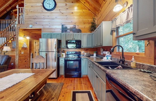 Hiawassee Cabina | Upscale cabin w/ mountain views, hot tub, minutes to Lake Chatuge