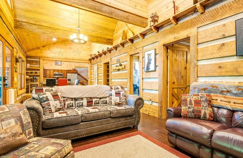 Hidden Lake Cabina | Upscale cabin with secluded setting - fireplaces, central AC & huge front porch