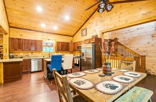 Hidden Lake Cabina | Upscale cabin with secluded setting - fireplaces, central AC & huge front porch
