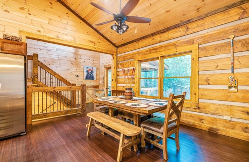 Hidden Lake Cabina | Upscale cabin with secluded setting - fireplaces, central AC & huge front porch