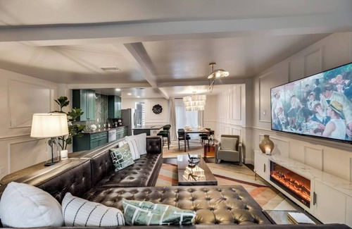 Old East Dallas Condominio | Upscale Central Dallas retreat with pool, luxury interiors, and award-winning courtyard