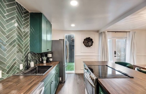 Old East Dallas Condominio | Upscale Central Dallas retreat with pool, luxury interiors, and award-winning courtyard