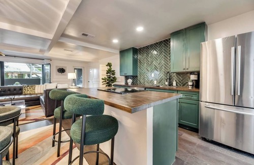 Old East Dallas Condominio | Upscale Central Dallas retreat with pool, luxury interiors, and award-winning courtyard