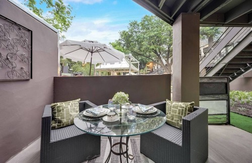 Old East Dallas Condominio | Upscale Central Dallas retreat with pool, luxury interiors, and award-winning courtyard