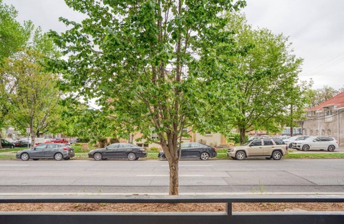 City Park West Apartamento | Upscale City Park 2BR w/ Balcony & W/D, near Uptown dining, by Blueground