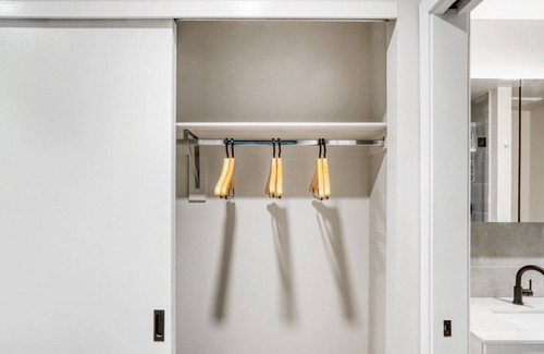 City Park West Apartamento | Upscale City Park 2BR w/ Balcony & W/D, near Uptown dining, by Blueground