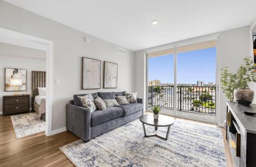 East Little Havana Apartamento | Upscale Condo with Stunning City Views & Pool Access