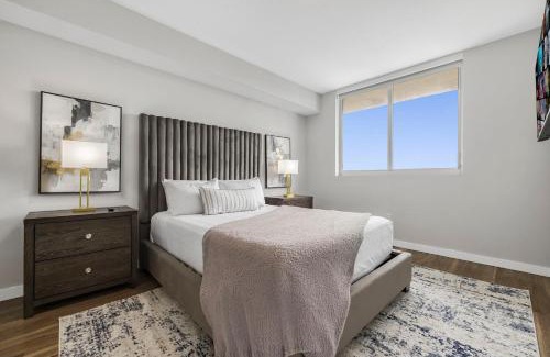 East Little Havana Apartamento | Upscale Condo with Stunning City Views & Pool Access