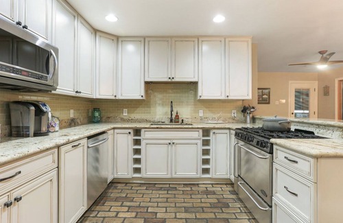 Chalmette Casa | Upscale Cottage - 10 Mins to French Qtr - Pool Table - OffStreet Parking Pets ok