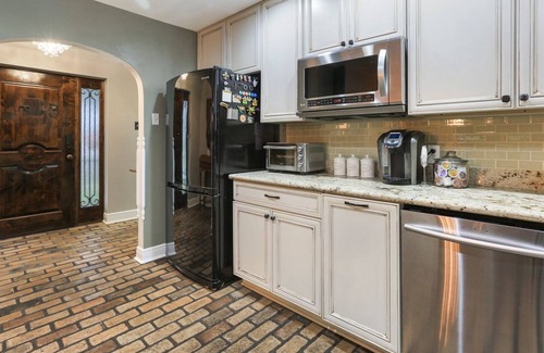 Chalmette Casa | Upscale Cottage - 10 Mins to French Qtr - Pool Table - OffStreet Parking Pets ok