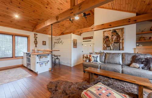 Boone Cabaña | 1BR Cottage en Yonahlossee, Se aceptan mascotas, King Master, chimenea, cerca del centro de la ciudad de Blowing Rock