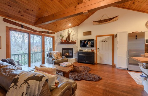Boone Cabaña | 1BR Cottage en Yonahlossee, Se aceptan mascotas, King Master, chimenea, cerca del centro de la ciudad de Blowing Rock