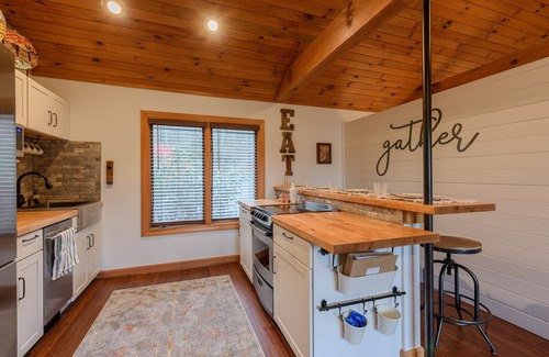 Boone Cabaña | 1BR Cottage en Yonahlossee, Se aceptan mascotas, King Master, chimenea, cerca del centro de la ciudad de Blowing Rock