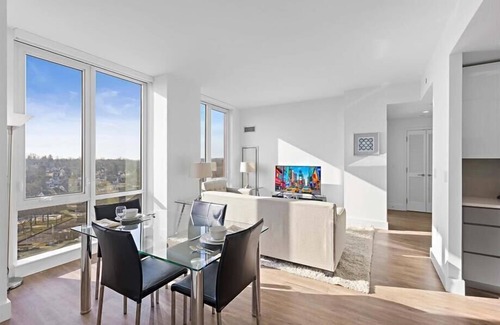 White Plains Apartamento | Upscale Downtown 2BR | Lux Amenities | Laundry