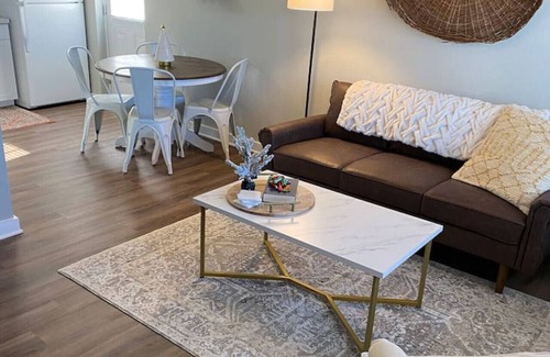 Laurens Apartamento | Upscale Duplex | Fast WiFi | Great Location