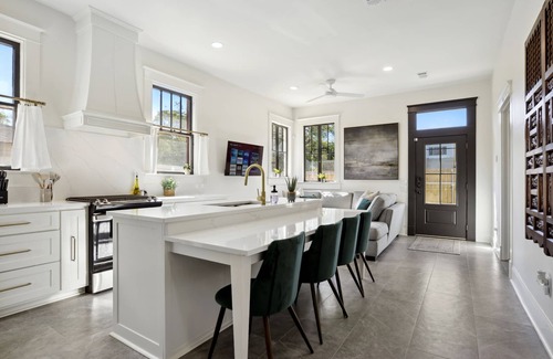 Roseland Terrace Historic District Casa | Upscale Garden District Stunner Near LSU/Downtown - Sleeps 8