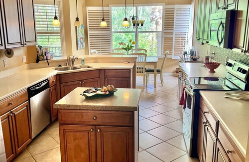 Bonita Springs Condominio | Upscale gated community with a beautiful Floridan aesthetic!