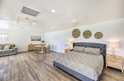 Glendale Apartamento | Upscale Glendale Casita with Pool and Hot Tub!
