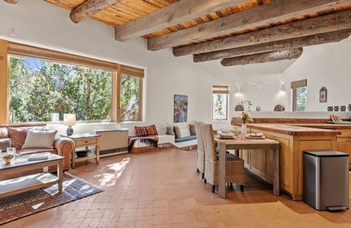 Northeast Santa Fe Casa | Upscale Home In North Hills