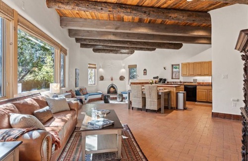 Northeast Santa Fe Casa | Upscale Home In North Hills