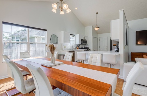 Cuyahoga Falls Casa | Upscale Home near Blossom, CVNP, Ski Resorts