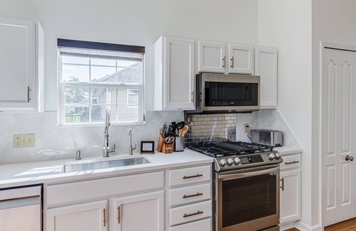 Cuyahoga Falls Casa | Upscale Home near Blossom, CVNP, Ski Resorts