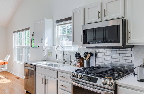 Cuyahoga Falls Casa | Upscale Home near Blossom, CVNP, Ski Resorts