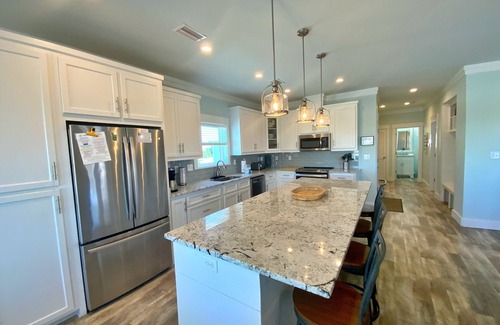 Morgantown Casa | August Discounted! Upscale home w/ pools, tennis & views
