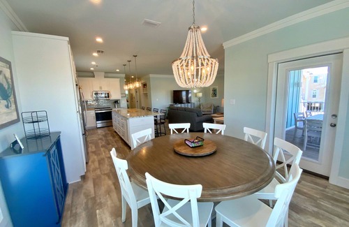 Morgantown Casa | August Discounted! Upscale home w/ pools, tennis & views