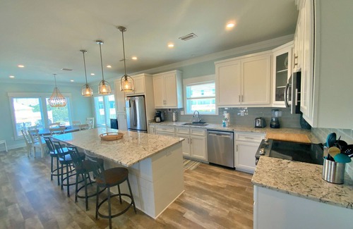Morgantown Casa | August Discounted! Upscale home w/ pools, tennis & views