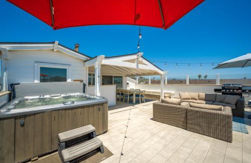 Santa Ana Heights Casa | Upscale Home with Rooftop Deck, Jacuzzi, & Firepit