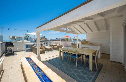 Santa Ana Heights Casa | Upscale Home with Rooftop Deck, Jacuzzi, & Firepit
